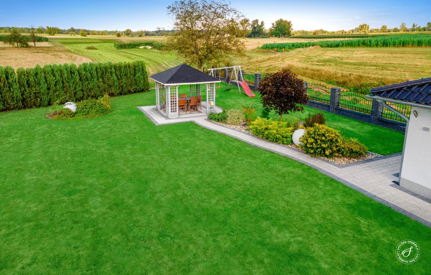 Agrodomek Cisek — budynek i ogród z lotu ptaka, w otoczeniu zieleni